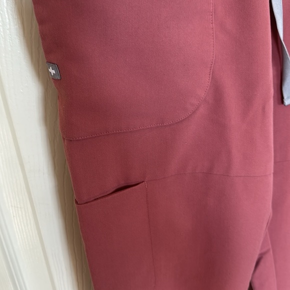 Figs Mauve Jogger scrubs - Picture 3 of 8